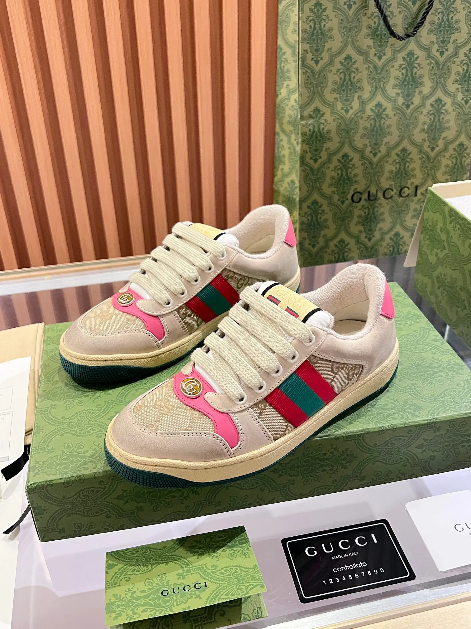 👟👟Ex-factory price 540👟👟 ⚡️Gucci Dirty Shoes Top factory quality, impeccable at the counter, the comfort is incredible. Retro distressed elements, washed retro logo on the tongue, metal double LOGO, 99% recognizable, full of Gucci elements; terry cloth lining, cowhide foot pads and 3mm latex are much more comfortable than real leather shoes. Environmentally friendly TPU wear-resistant outsole, soft and elastic. The inside of the tongue is made of imported elastic bands, which have great tension and won't strangle your feet. I don't develop the shoes without the original version. Only by getting the original version can the shoes be accurate and beat the market version instantly. Every stitch and every stitch is very tight and full. The debugging process is the most painstaking and requires no less than a hundred modifications before it is adjusted to the perfect state so that it can be worn comfortably by all foot types! Size 35-40 women’s model)